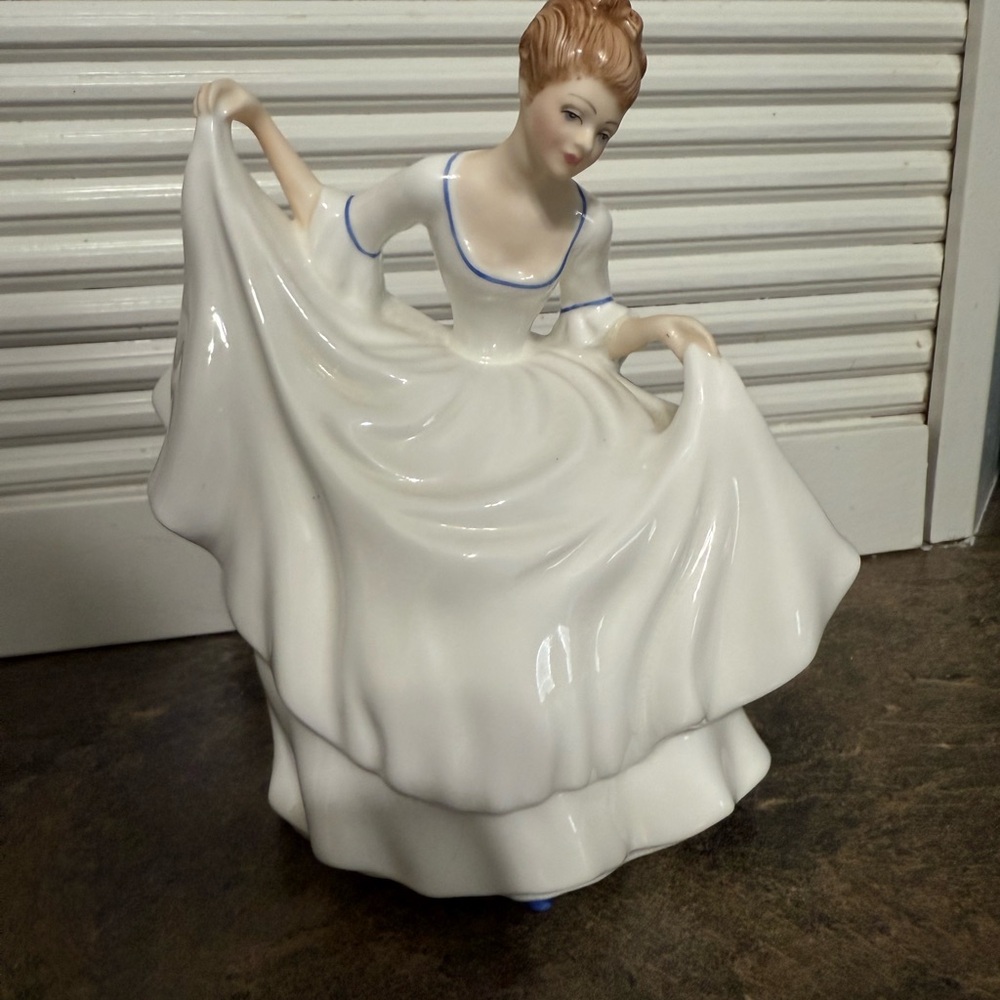 Royal Doulton HN 2479 PAMELA White Porcelain Base